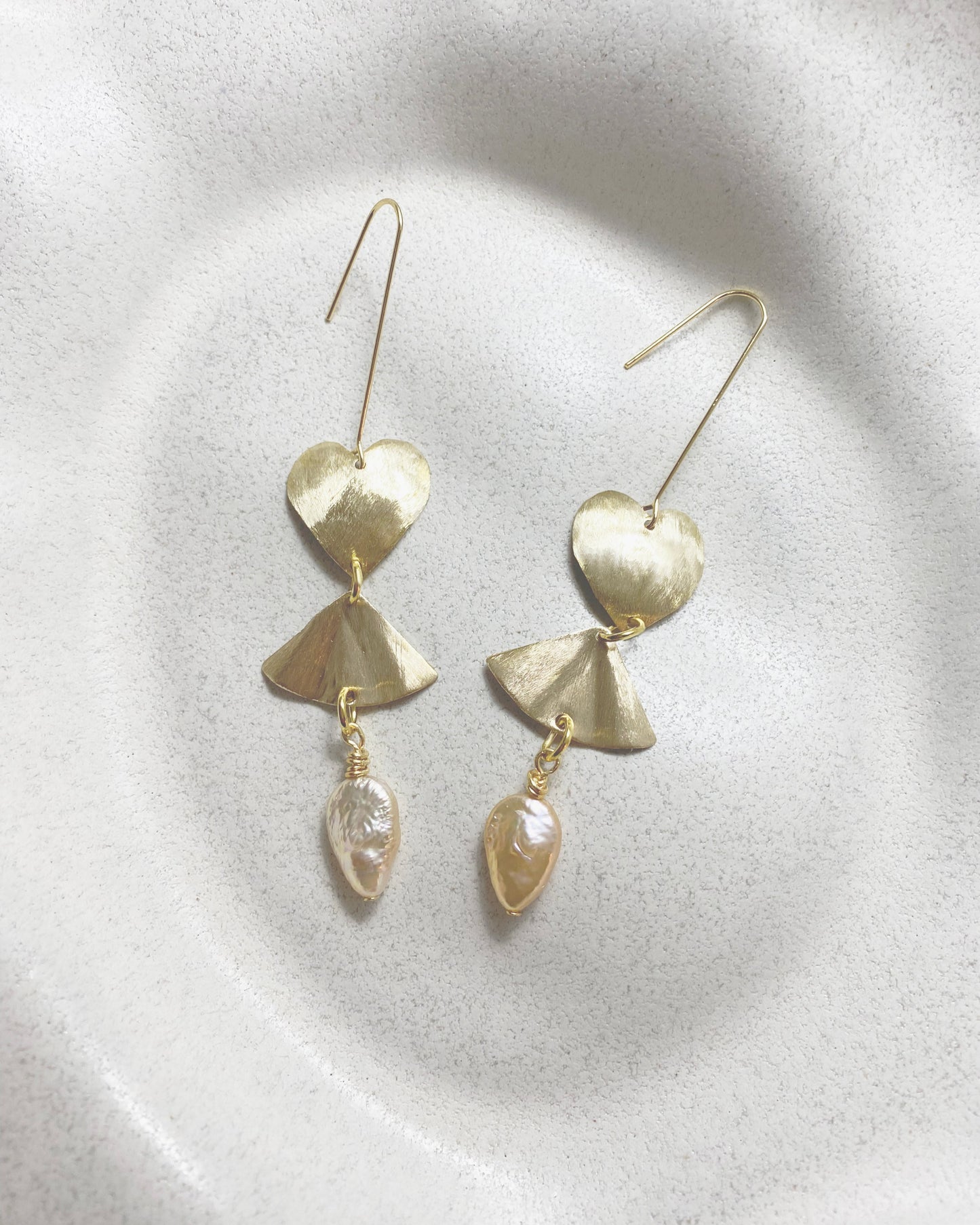 A P H R O D I T E ' S . D A Y D R E A M ~ golden heart, fan & pearl earrings