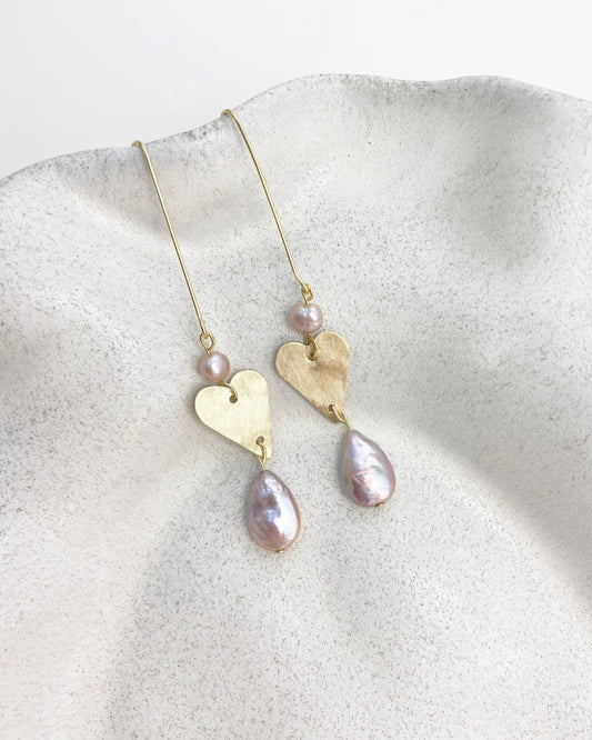 A P H R O D I T E ' S . C R U S H ~ golden heart & dual pearl drop earrings