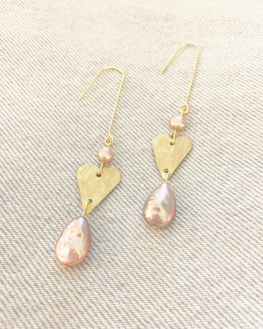 A P H R O D I T E ' S . C R U S H ~ golden heart & dual pearl drop earrings